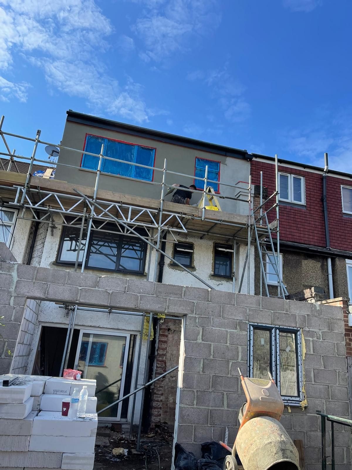 Rear extension under scaffold